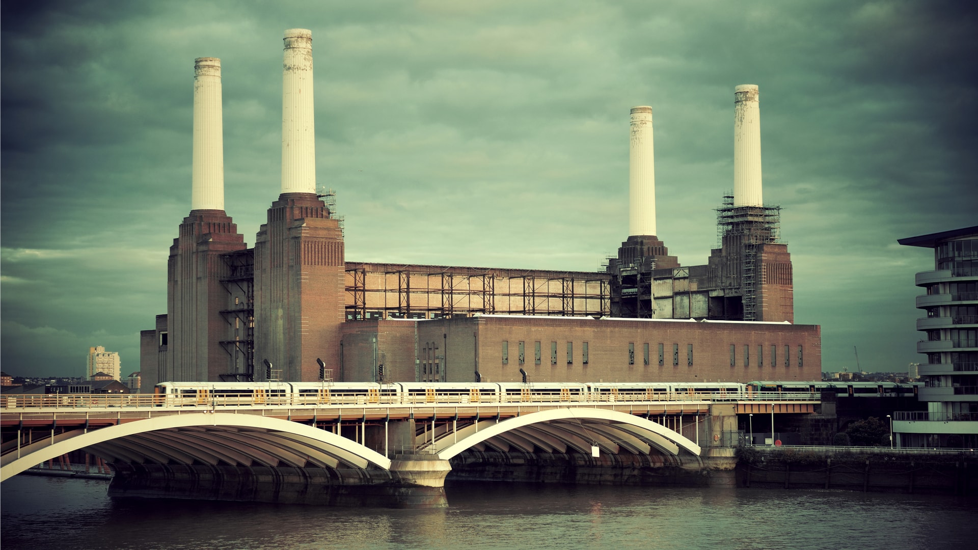 Elektrownia Battersea jest znana miłośnikom muzyki z okładki płyty Pink Floyd.