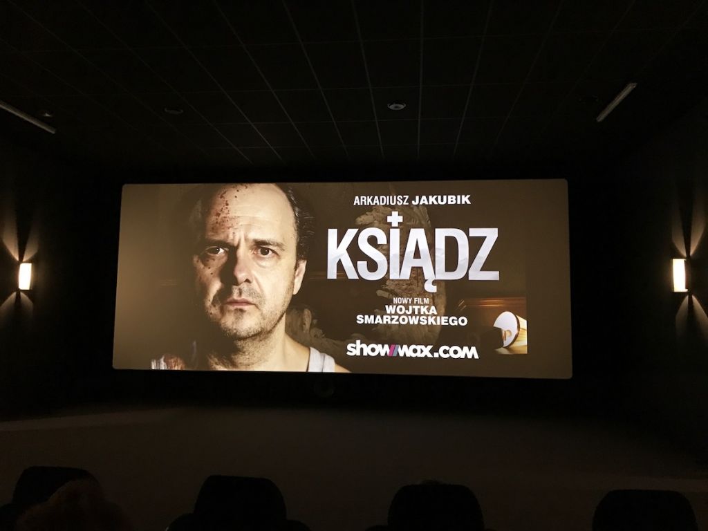 Short Ksiądz na ekranie w kinie class="wp-image-82013" 