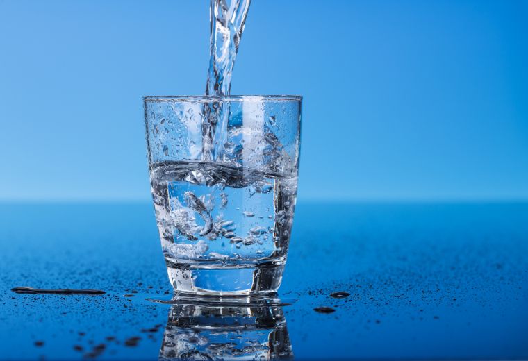 Dlaczego warto pić ciepłą wodę?