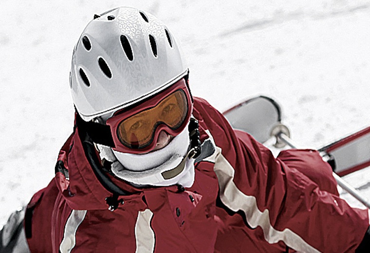 Narty – więcej wypadków śmiertelnych wśród osób jeżdżących… w kasku