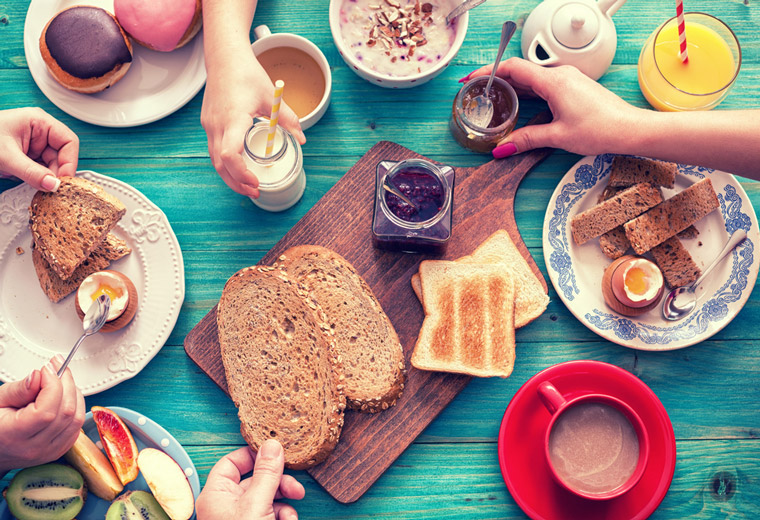 Czego unikać przy jedzeniu śniadania?