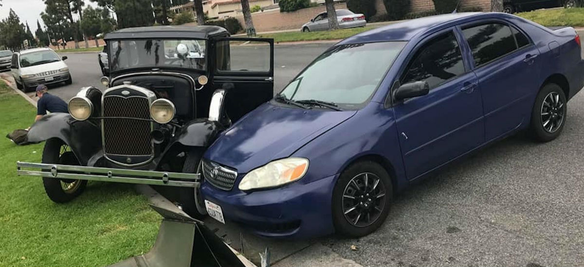Aż chce się płakać: Toyota Corolla rozbiła Forda Model A
