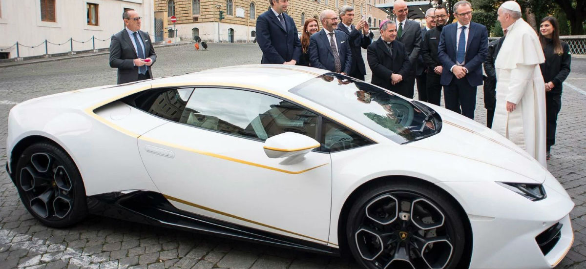 Tego jeszcze nie było: papież sprzedaje Lamborghini
