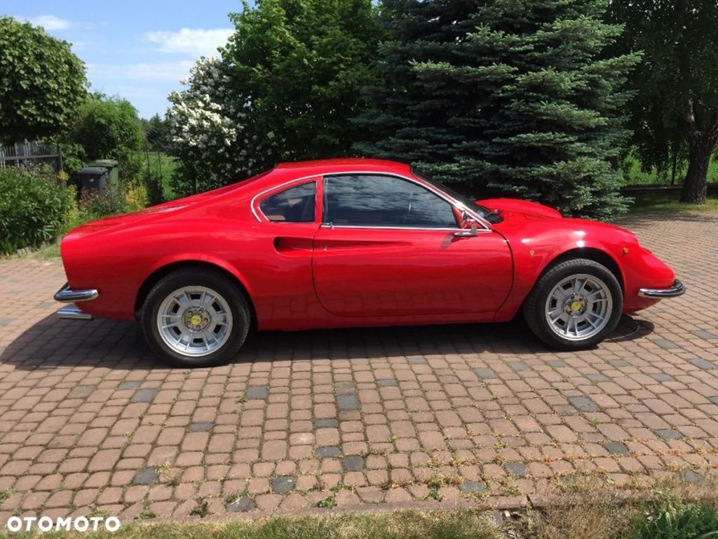 Replika Ferrari na sprzedaż za cenę używanego Maserati lub