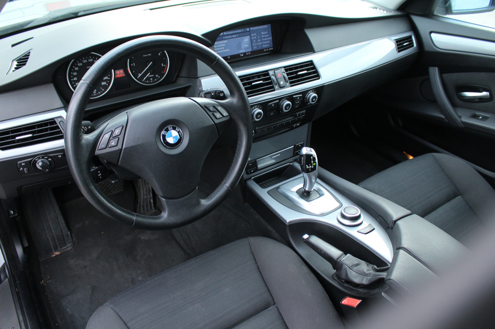 Е60 3.0 бензин. БМВ е60 механика. БМВ 530 е60. BMW 525i e60 салон. BMW 5 e60 2004.