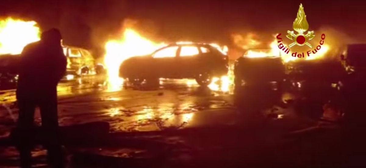 Setki Fiatów i Maserati spłonęło w pożarze we włoskim porcie