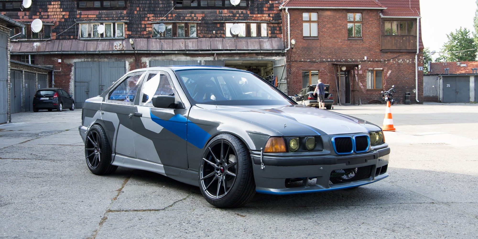 Polacy zbudowali elektryczne BMW E36. To samochód do driftu