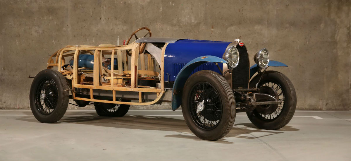 Niesamowita kolekcja Bugatti znalezionych w stodole. Auta warte miliony czekają na aukcję