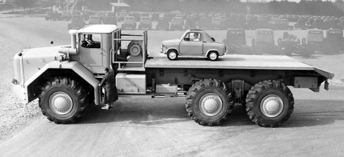 Berliet T100 z wystawy Retromobile to zabytkowy gigant. Waży 50 ton!