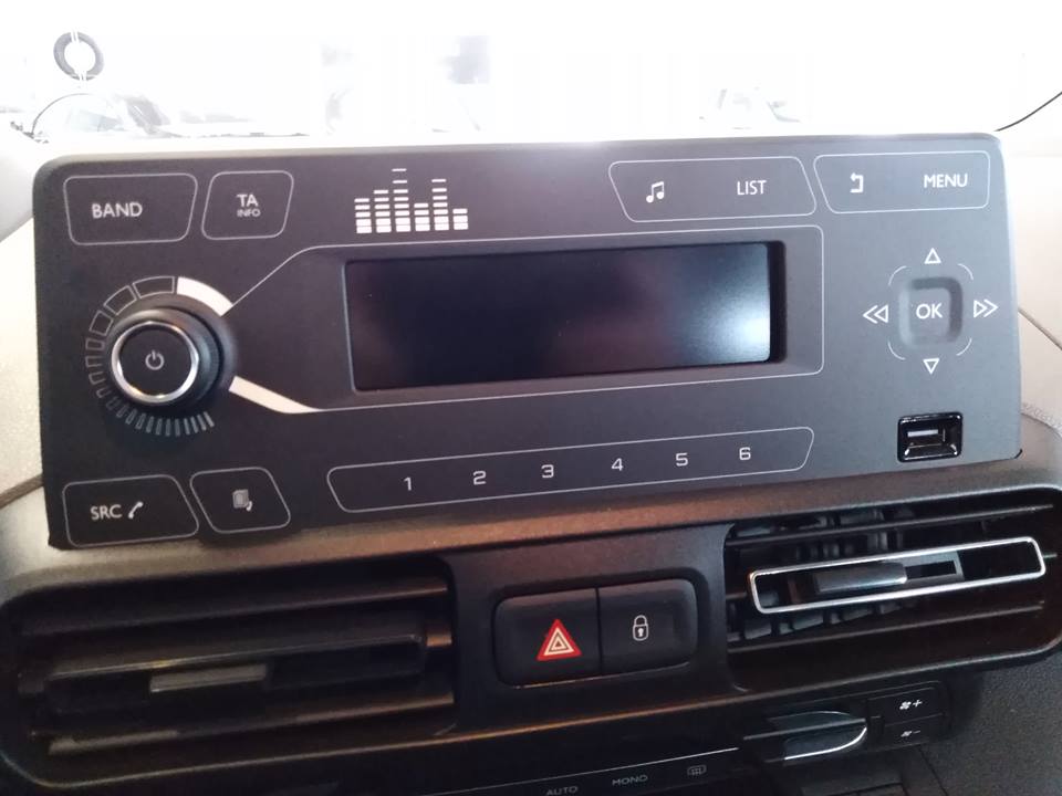 radio w samochodzie 
