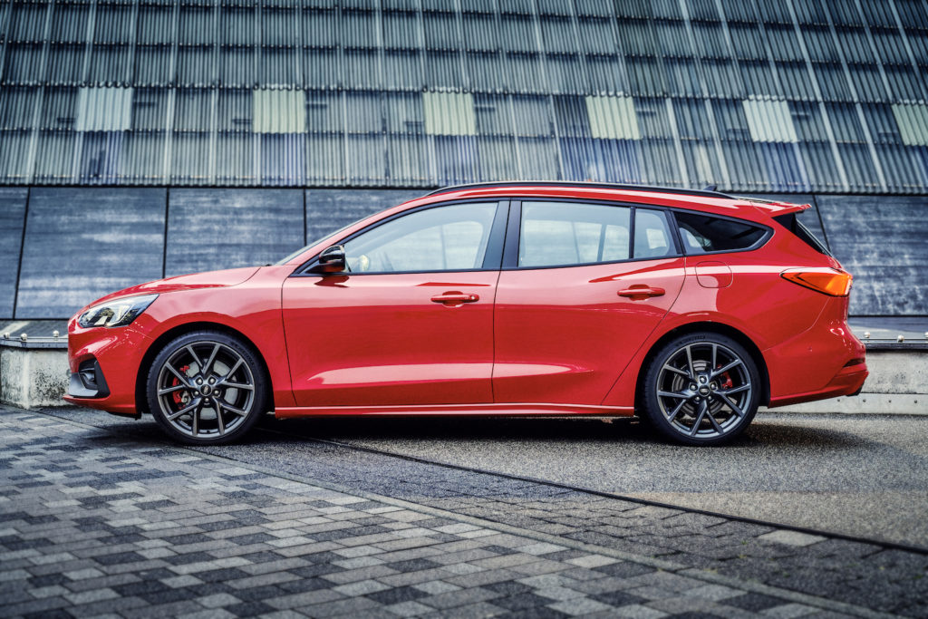 Tak wygląda nowy Ford Focus ST kombi. To wyjątkowe auto w tym segmencie