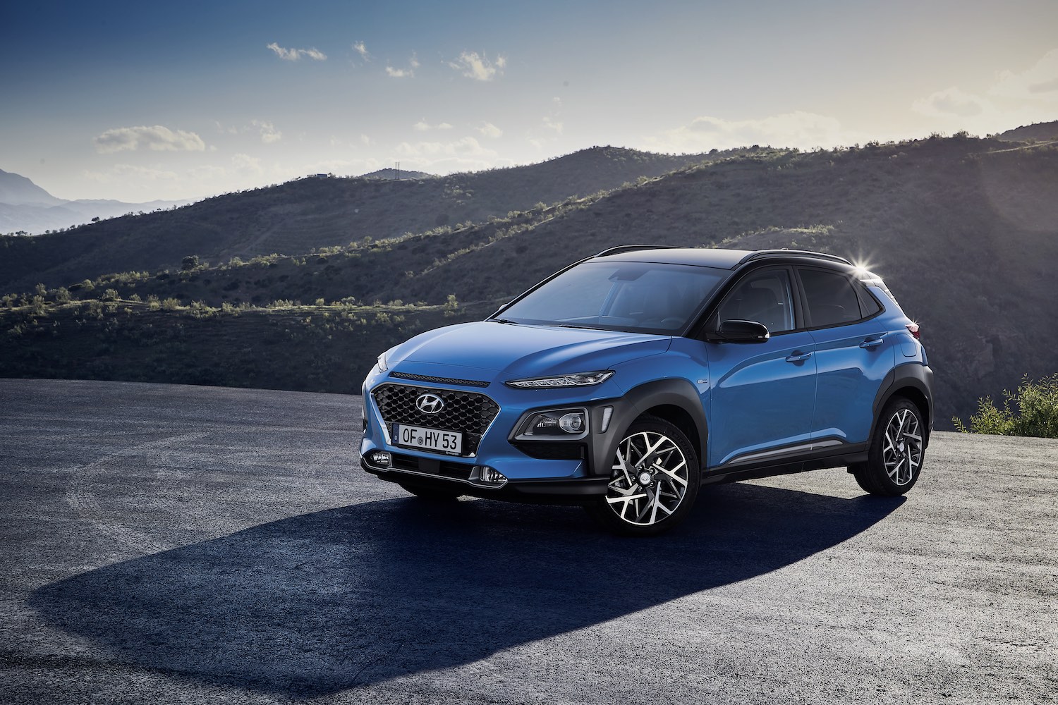 Hyundai Kona Hybrid nareszcie z polskimi cenami. Takiego auta brakowało w ofercie