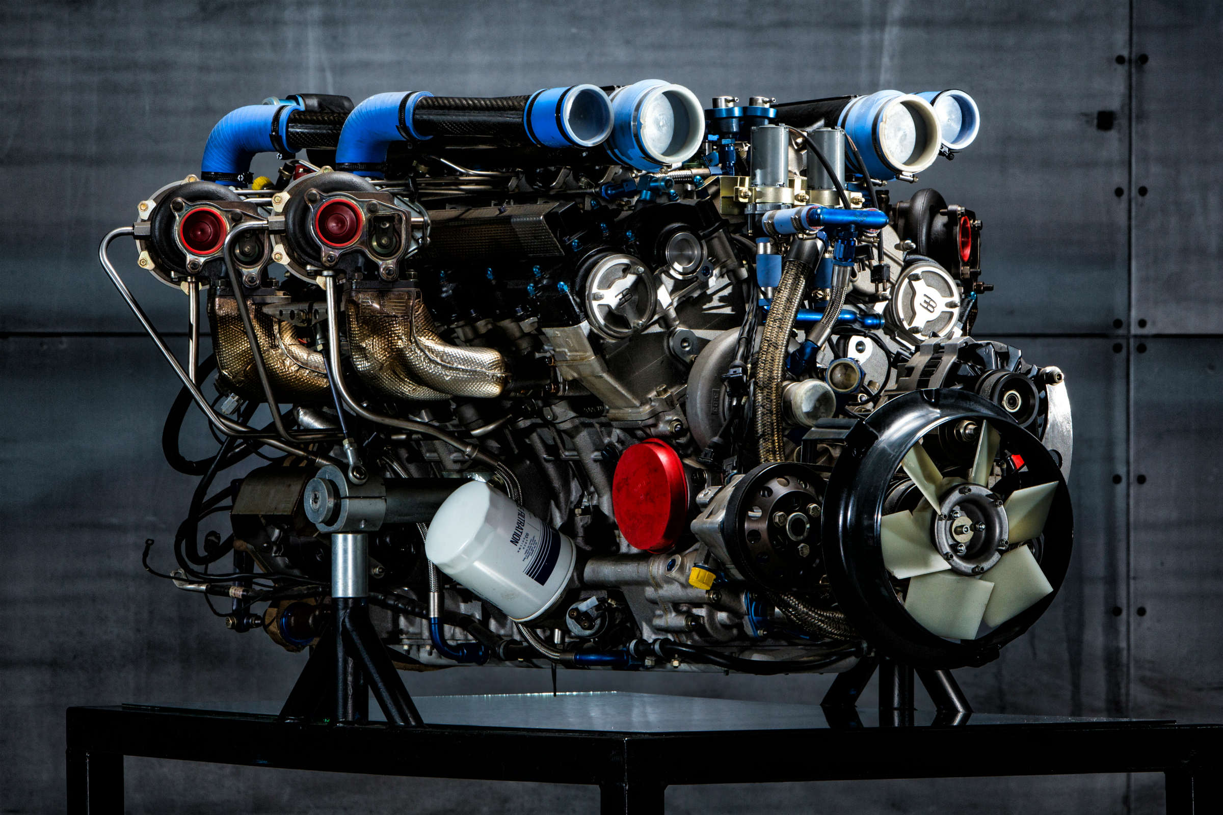 Двигатель лучшее видео. ДВС Бугатти w16. Bugatti Chiron мотор. Двигатель Bugatti Chiron w16. Bugatti Veyron двигатель w16.