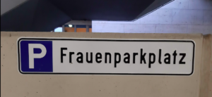 miejsca parkingowe dla kobiet frauenparkplatz