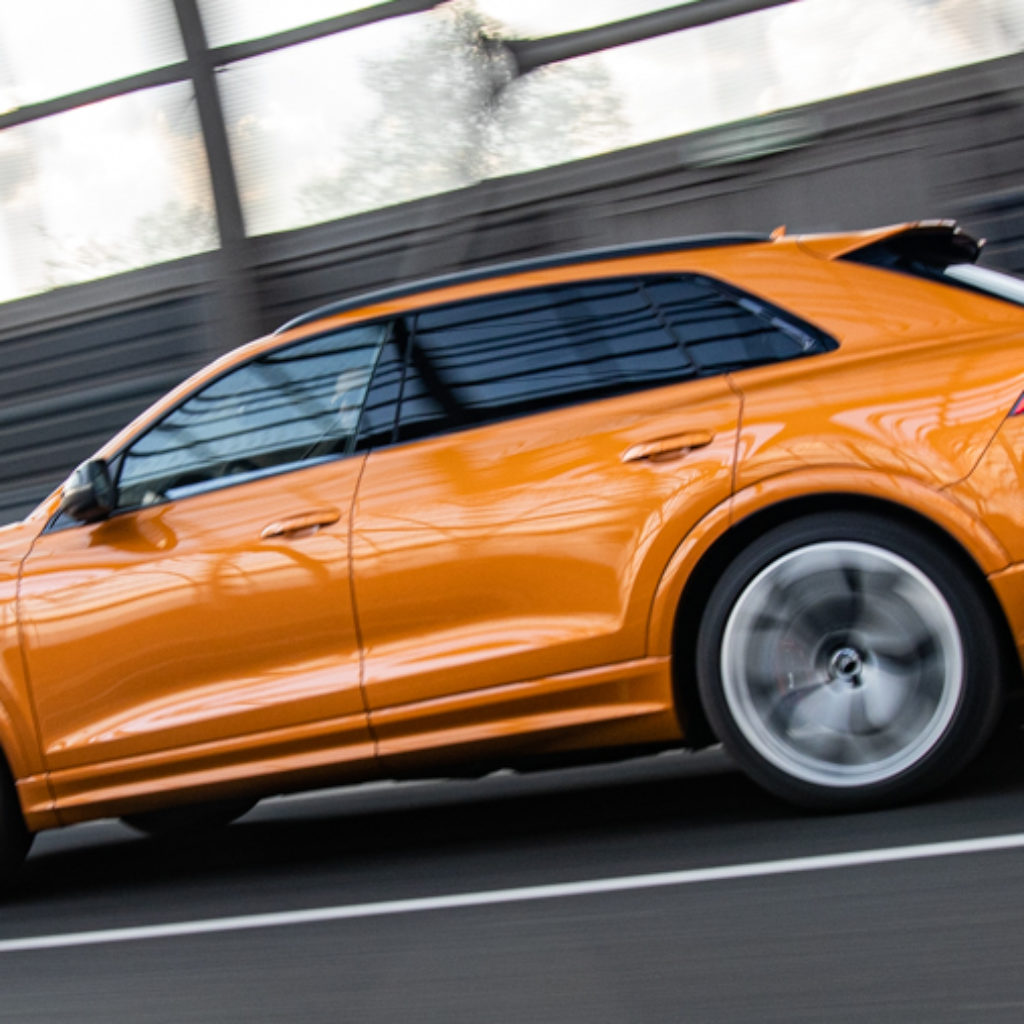 Audi RS Q8 to samochód w cenie domu. Test co lepiej wybrać?