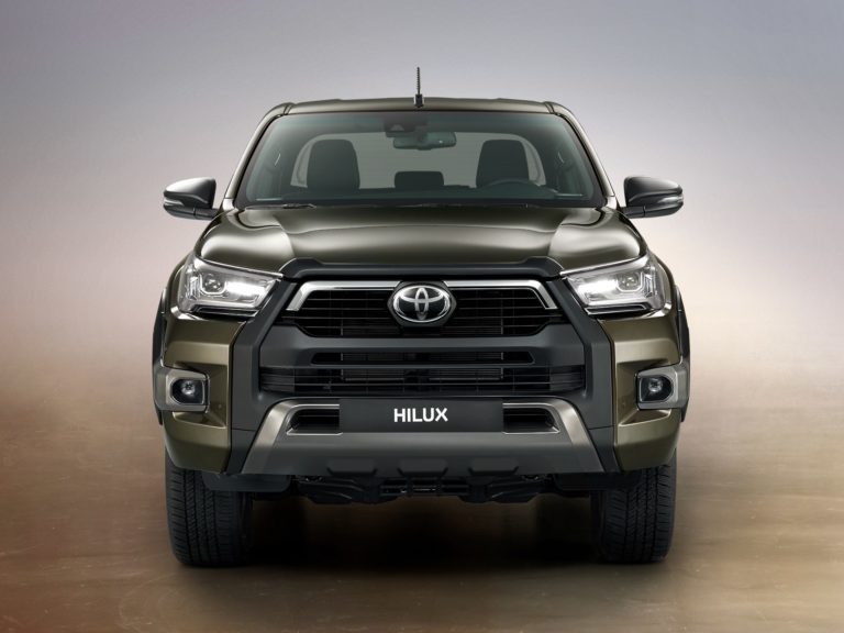 Oto nowa Toyota Hilux z Gibraltaru. Spod maski pozdrawiają