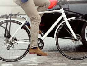 Naukowcy policzyli, czy warto wyprzedzać rowerzystów w mieście