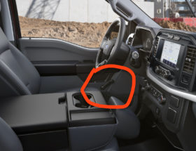 Co to za samochód: nowy, ma wielkie V6 i cztery szyby na korbę