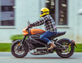 Harley-Davidson LiveWire. Dziwny motocyklista przeprowadził jego test