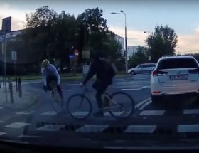 Karnawał i mordercza opona, czyli Polskie Drogi i zderzenie rowerzystów