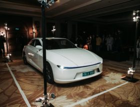 Hindusi zbudowali elektrycznego sedana i nazwali go Wymarcie