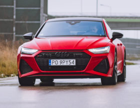 Jeździłem Audi RS7 Sportback. Podobno ma jakiś duży silnik, czy coś