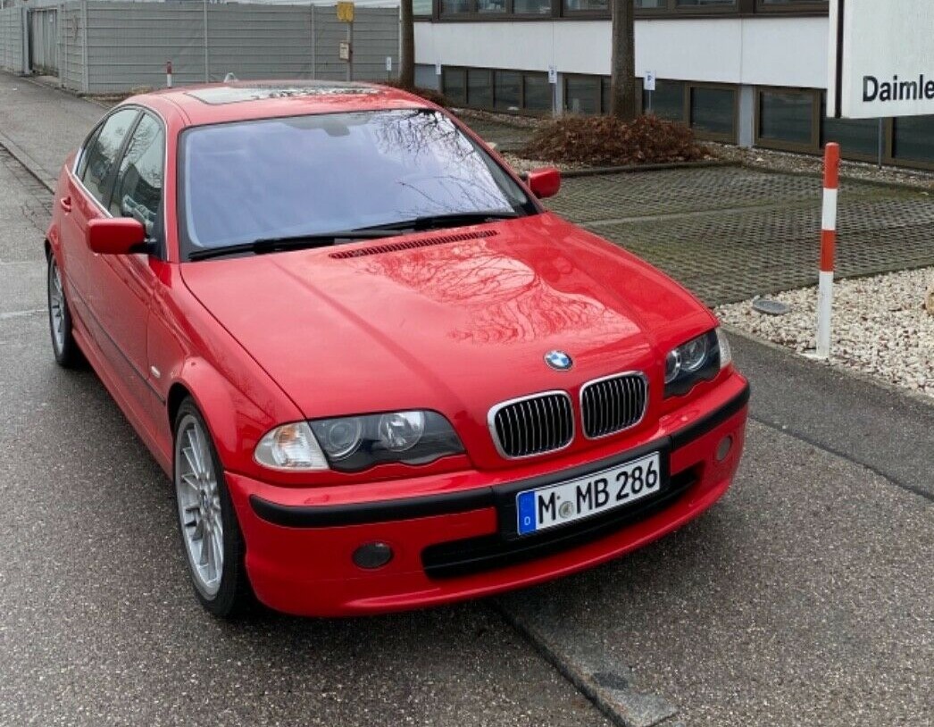 Ktoś sprzedaje BMW serii 3 E46 z silnikiem V8. Kosztuje