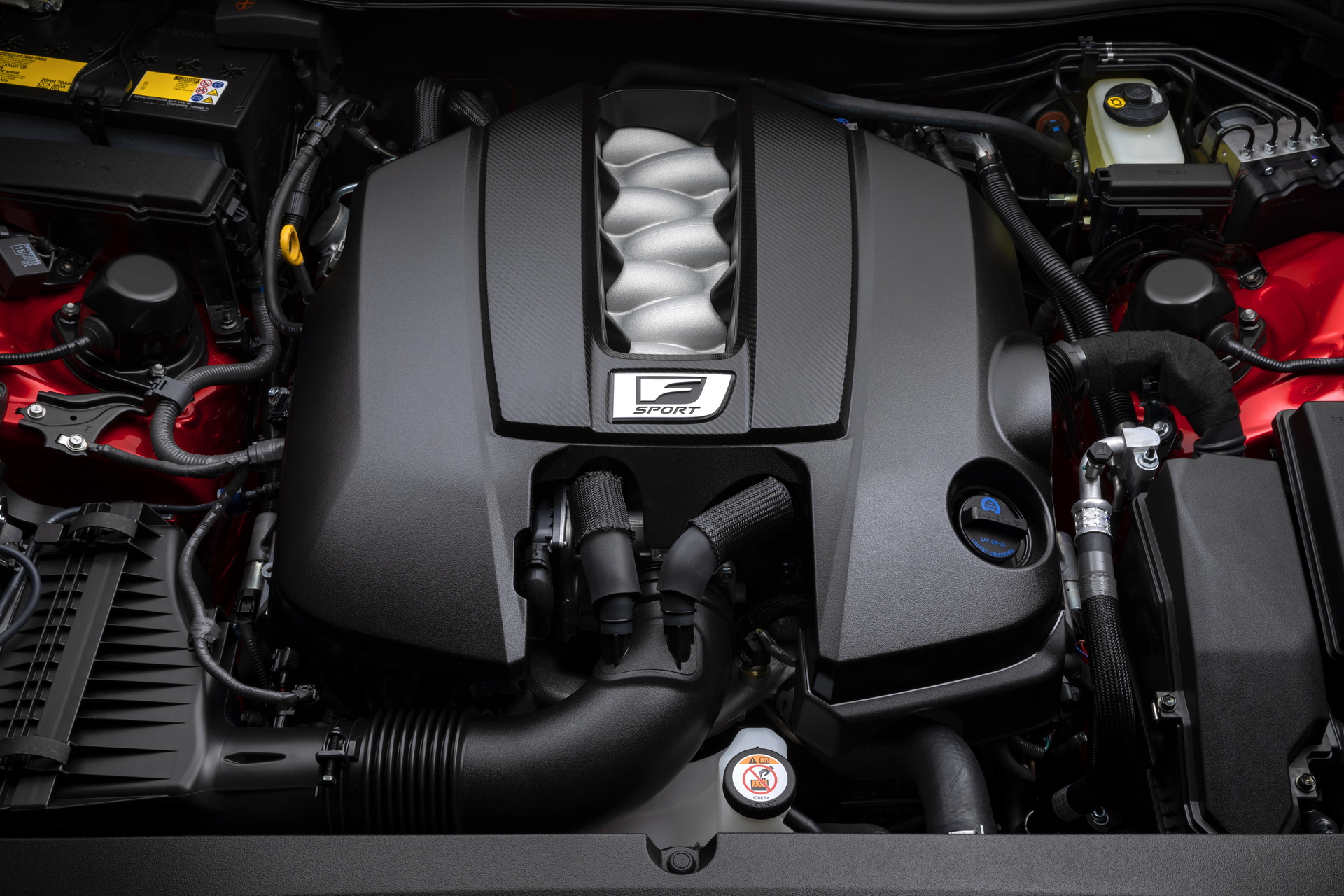 Nowy Lexus IS 500 F ma wolnossące V8 i napęd na tył. Który
