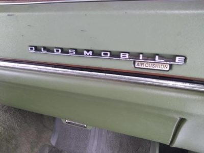 Ten Oldsmobile z 1975 r. ma dwie poduszki powietrzne. To nie jest żart