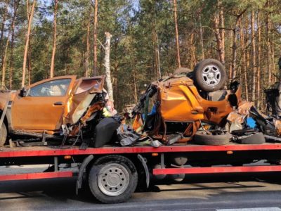 Dacia Duster rozpadła się po wypadku na pół. I dobrze, bo nikt nie zginął