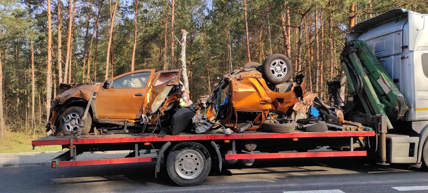Dacia Duster rozpadła się po wypadku na pół. I dobrze, bo nikt nie zginął