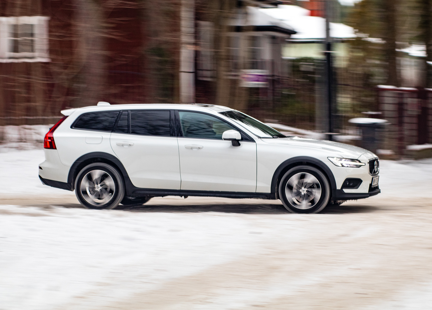 volvo v60 cc vs volkswagen golf alltrack 