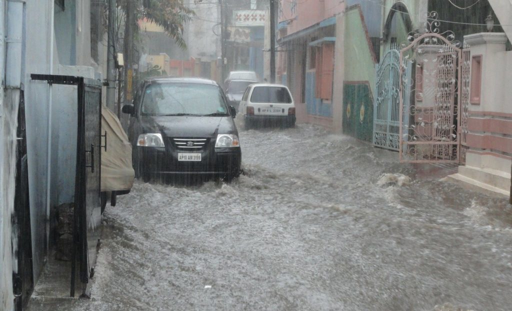 Co zrobić, jeśli twój samochód został zalany przez ulewę?