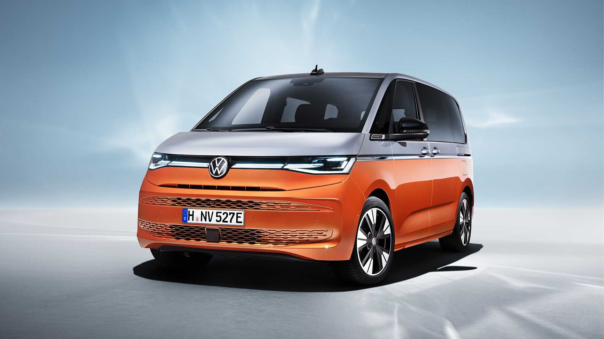 Volkswagen Multivan T7 oficjalnie. Jest hybrydowo i bardziej osobowo. Stoliczek też jest