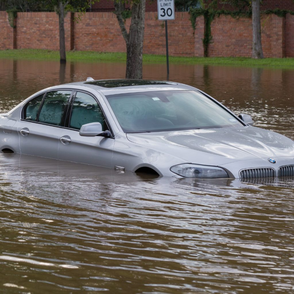 Samochód po powodzi to finansowa mina. Uważajcie na okazje