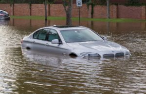 samochód po powodzi