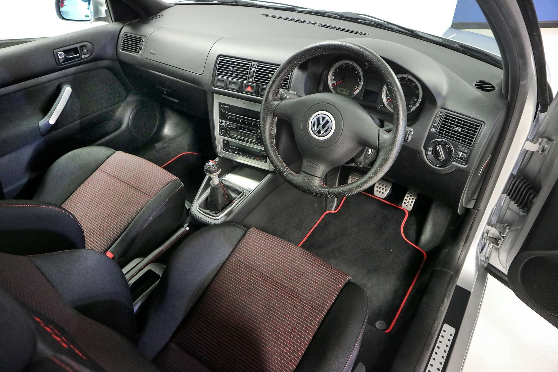 Nieużywany VW Golf IV GTI 25th na aukcji. Ma tylko 13 km