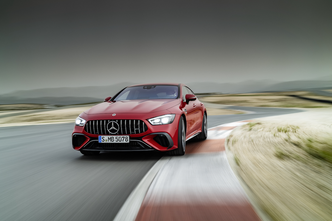 Milion złotych za 13 km zasięgu. Mercedes-AMG GT 63 S wjeżdża do Polski