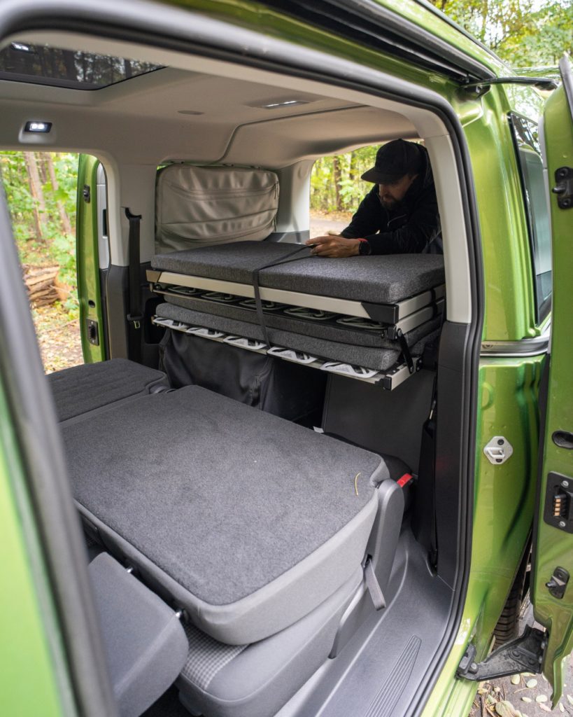 Volkswagen Caddy California składnie łóżka