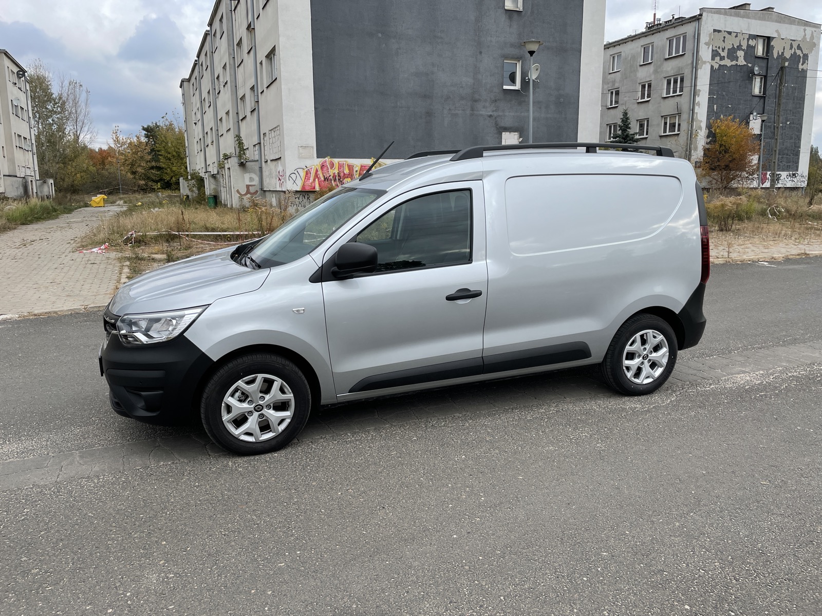 Jeździłem Renault Express Van. To motomłotek, który dobrze robi robotę