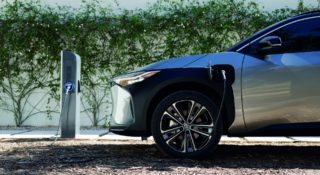Elektryczna Toyota bZ4X ma wolant zamiast kierownicy i wygląd młotka