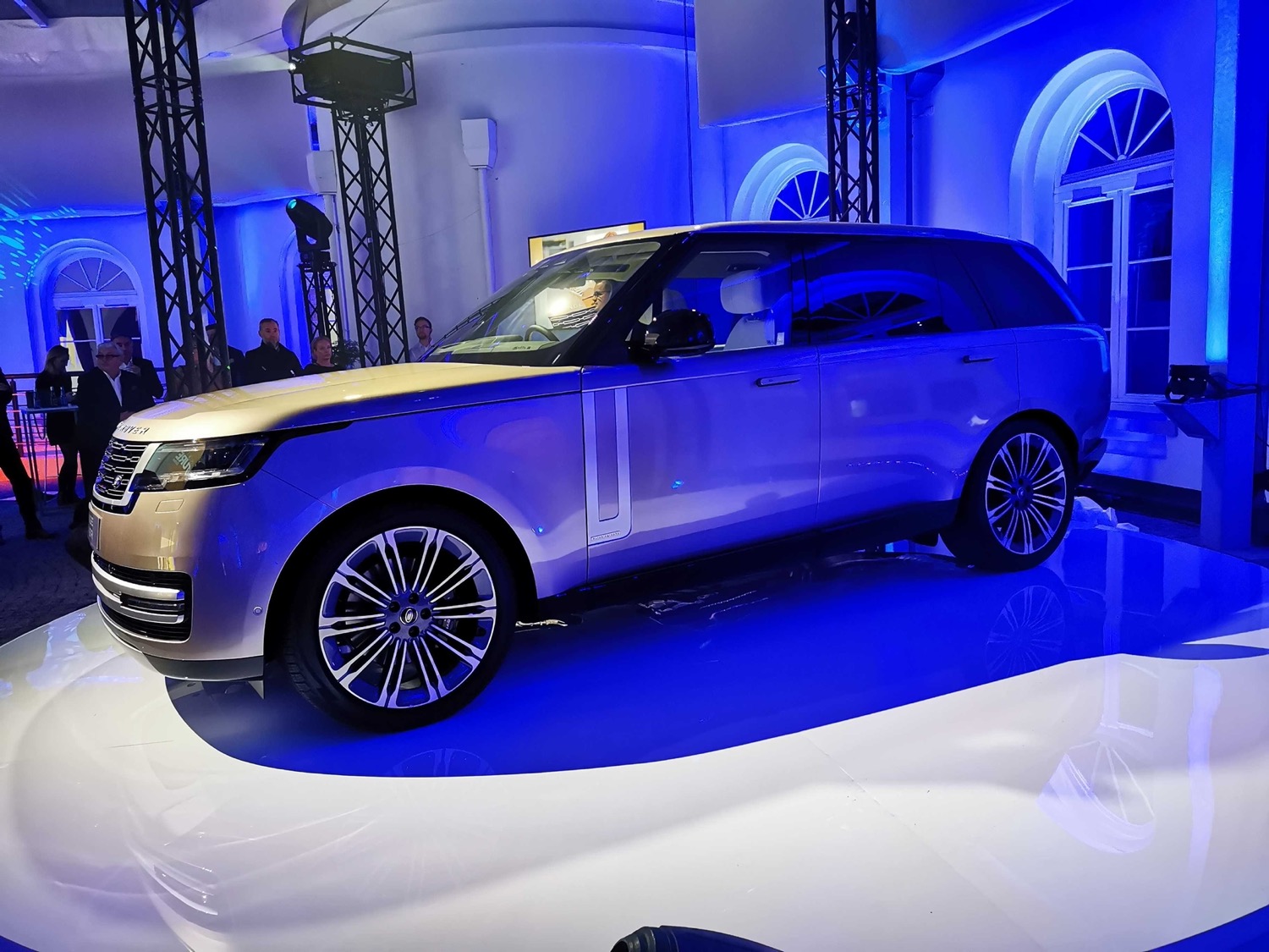 nowy range rover