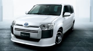 Toyota Probox ma 20 lat. Na rocznicę dodali jej elektryczne szyby z przodu