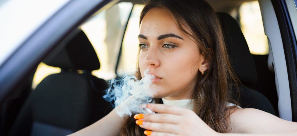 palenie papierosów w samochodzie