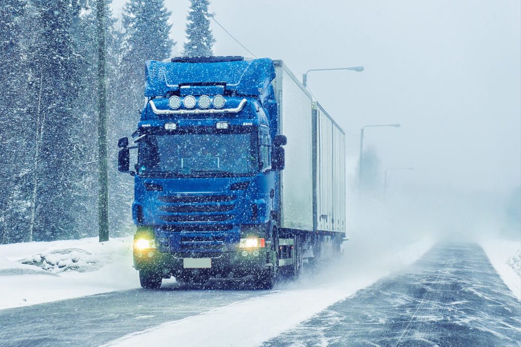 spadający lód z ciężarówki