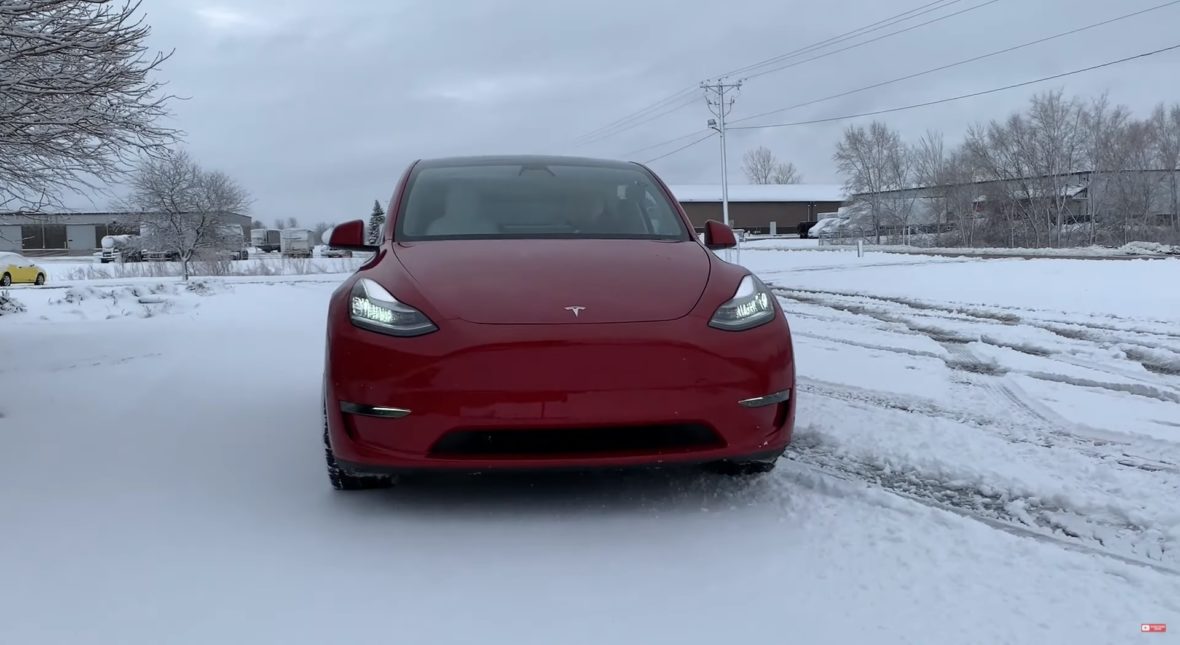 W Kalifornii chyba nie słyszeli o śniegu, bo Tesla sobie na nim nie radzi