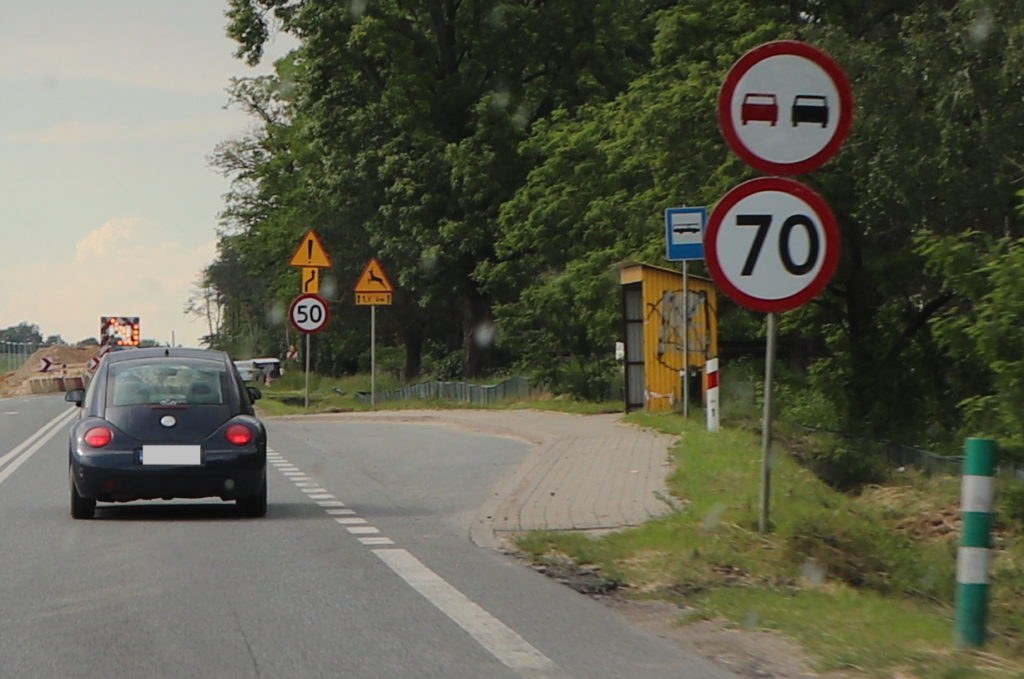 nadmiar znaków na drogach 