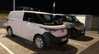 VW ID.Buzz na kołpaku i czarnym zderzaku. Sprawdź to, dzieciaku