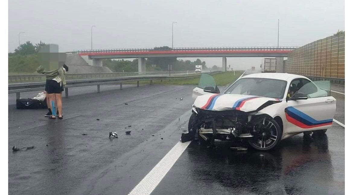 Influencerzy w BMW poszli jak dzik w sosnę. Zły profil drogi, akwaplanacja, taka&#8230; sytuacja