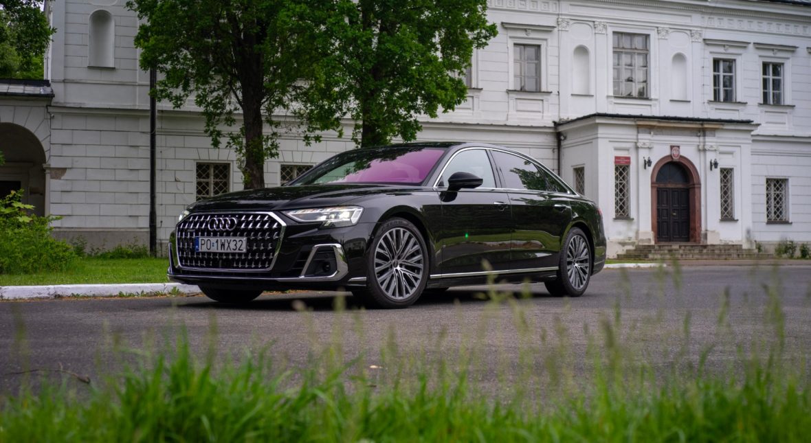 Audi A8 po liftingu przewiduje przyszłość. Nie jest tak barokowe jak rywale